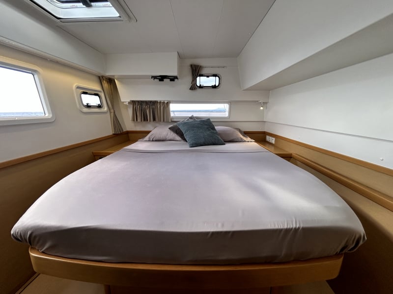 INTERIOR ACCOMMODATIONS & LAYOUT